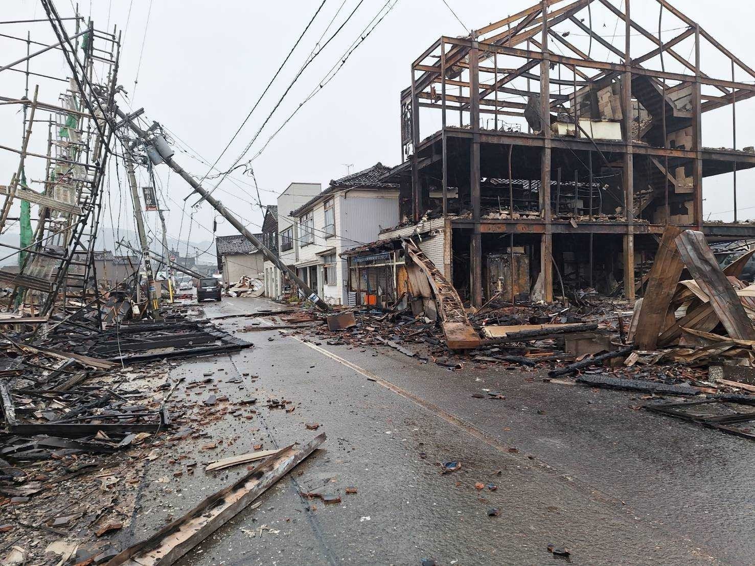 離れろっ余震のなか響く消防隊員の叫び焼け野原となった町倒壊した建物塞がれた道能登半島地震の爪痕迫る発生から72時間と決死の