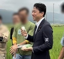コメ農家を視察する進次郎大臣（SNSより）