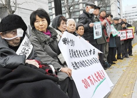 空襲被害者らの救済法制定を国会議員会館前で求める全国空襲被害者連絡協議会のメンバー（写真／同協議会のHPより）