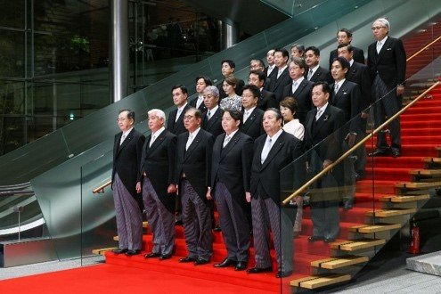 「だらし内閣」と揶揄された着こなし（首相官邸公式Xより）
