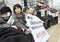 空襲被害者らの救済法制定を国会議員会館前で求める全国空襲被害者連絡協議会のメンバー（写真／同協議会のHPより）