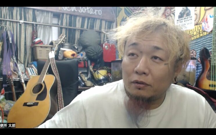 オンライン取材を受ける便所太郎さん（撮影／山崎尚哉）