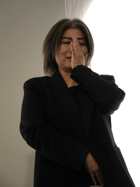 10月31日、不信任決議案可決後の囲み取材で涙を流す田久保眞紀市長（撮影／集英社オンライン）