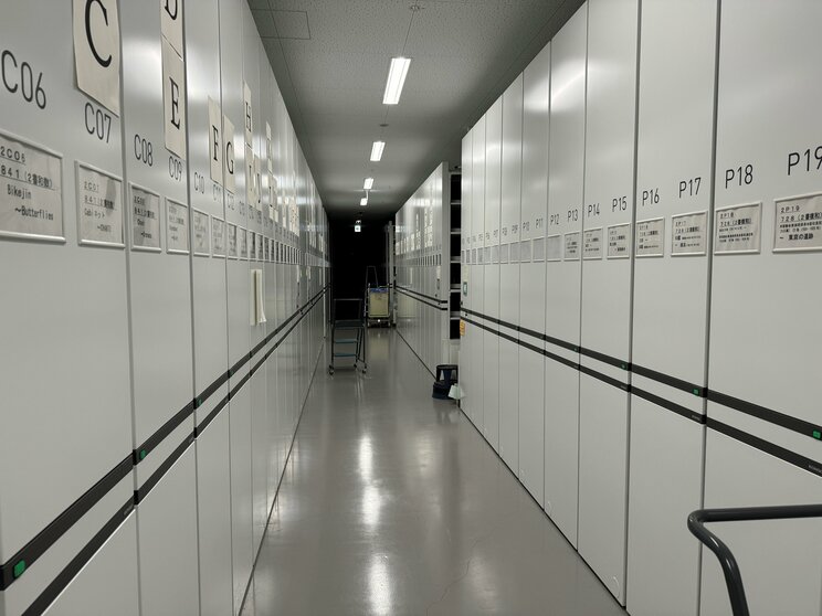 巨大な本棚がみっしりと並ぶ閉架書庫