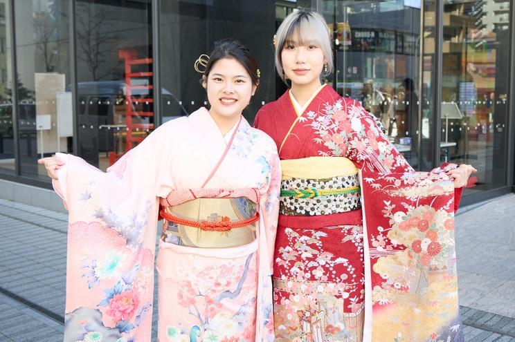 台湾人留学生の呉令晴さん(左)と香港人留学生の黄雨心さん(右)