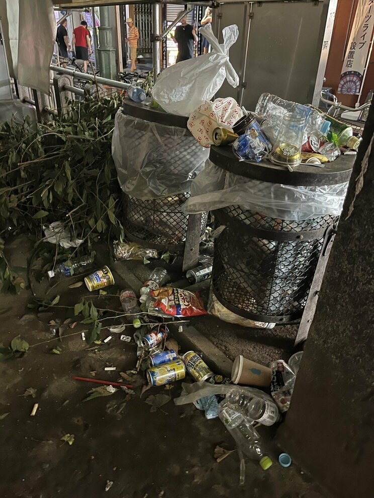 歌舞伎町のビル脇で溢れたゴミ（撮影／集英社オンライン）