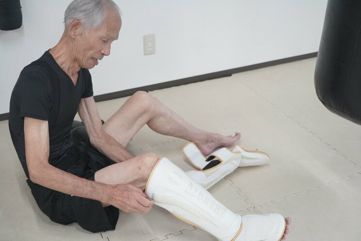 手慣れた手つきで、準備をする72歳男性