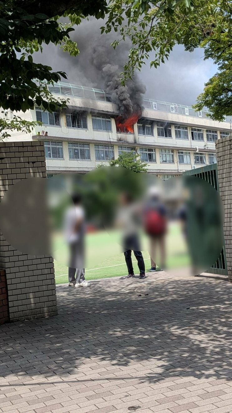 〈北区・小学校火災〉「助けて…」救急搬送された男児が語る火災の恐怖「先生が窓を開けて、しゃがむようにって…」防災頭巾をかぶり校庭では泣き声も「訓練してたから避難はできた」_18