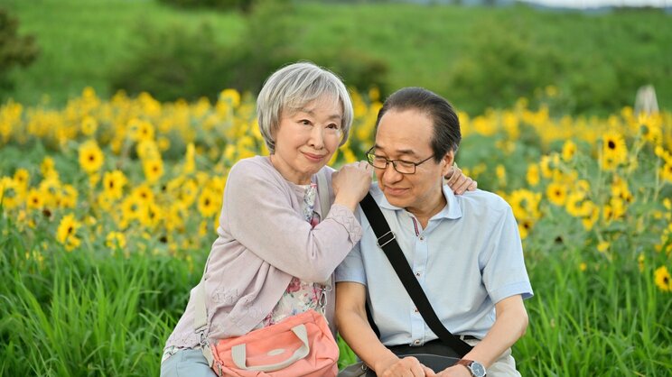 映画『お終活３ 幸春！ 人生メモリーズ』に出演している三田佳子さん（左）と小日向文世さん（右）（写真／（C）2026「お終活３」製作委員会）