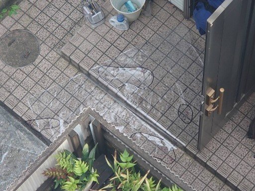 事件後の高波さんの自宅前（近隣住民提供）