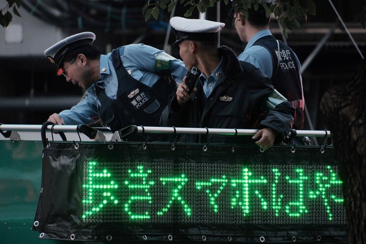 DJポリスは大声で「ハチ公広場でのお待ち合わせはご遠慮ください」と呼びかけていた