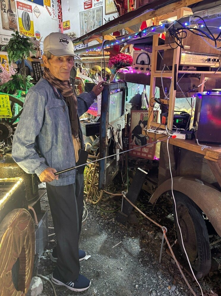 いま最もお気に入りの「木製小型トラック」と加藤正衛さん（撮影／集英社オンライン）