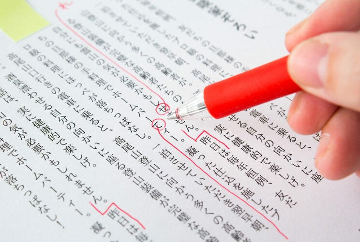 私生活ゼロの就労環境であれば、短期間で実務が徹底して身につく。おかげで雑誌企画の頭から印刷物を刷る直前工程までを嫌でも習得することができた（写真／PIXTA）