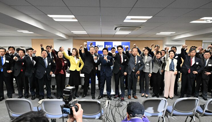 13日に行なわれた代表選挙の結果、中道の新代表となった小川淳也氏（写真中央）（写真／中道改革連合SNSより）