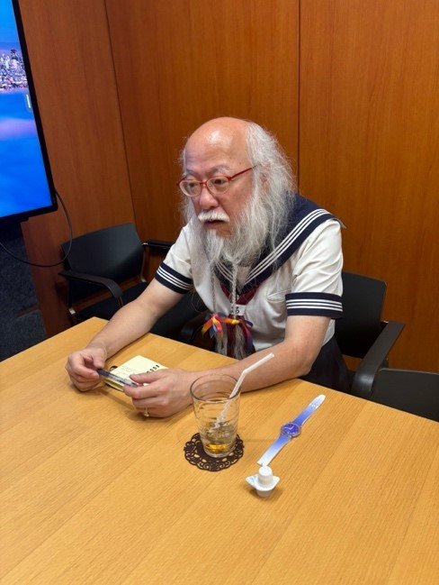 インタビューを受ける小林秀章さん
 