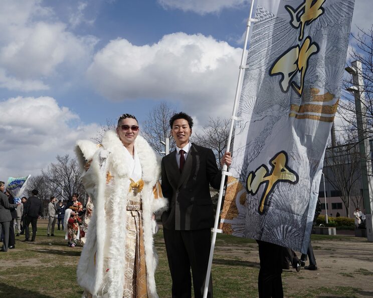 中竹叶さん（左）とご友人　北九州市二十歳の記念式典にて　写真／篠原祐介