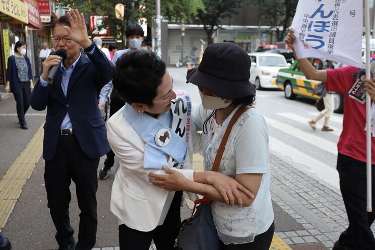 7月11日、中野駅前にて支援者と触れ合う蓮舫氏と、応援に駆けつけた立憲民主党の長妻昭衆議院議員（撮影／集英社オンライン）