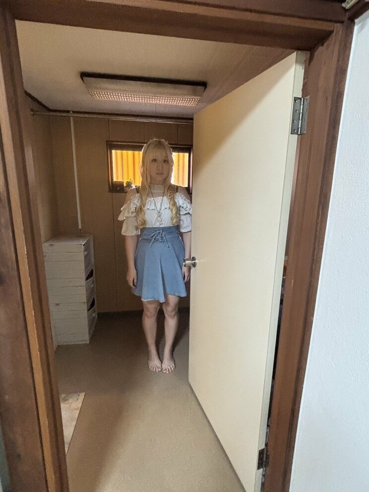 内見時の霊を再現するりゅうあさん（撮影／集英社オンライン）