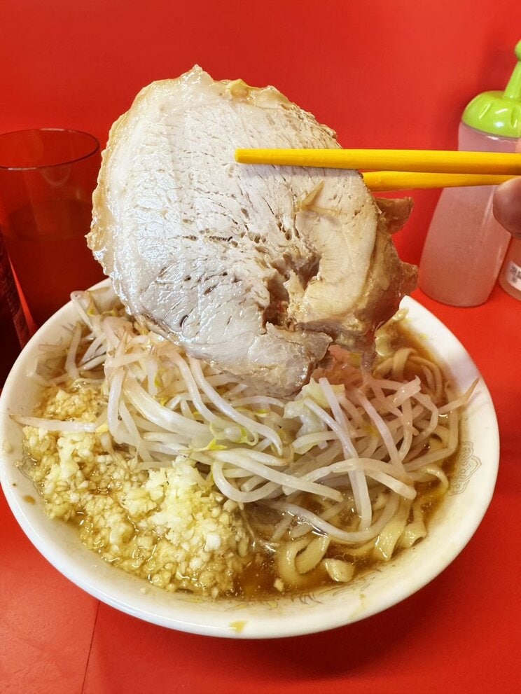 「ラーメン二郎」がついに沖縄初上陸！ 調味料、麺、出汁…ジロリアンが熱狂した“本土とは違う一杯”の秘密_13