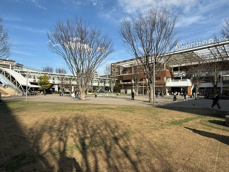 緑が広がる「森のまち広場」。商業施設も隣接している(撮影/集英社オンライン)