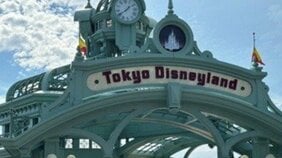 〈ディズニーグリーティング問題〉「あの子がいるせいでキャラクターが私の方を見てくれない！」子ども連れ家族を悩ませる“オタの暗黙ルール”、運営は「しかるべき対応を」
