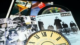 ハンマーで殴られて音楽に目覚めた弟とのバンドで世界の頂点に。デビューアルバムが英国音楽史上最速で売れたオアシスの「終わりの始まり」