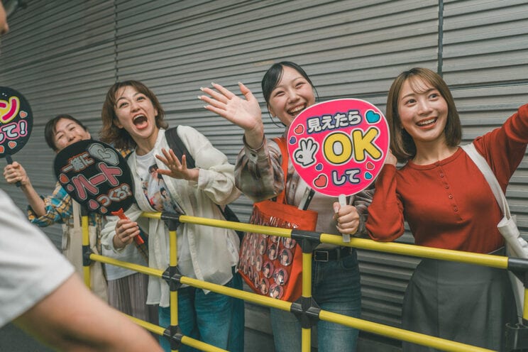 熱狂・流行を見ると「怪しい」「胡散臭い」「嘘っぽい」と思うスイッチがあり、その熱狂の背後にある扇動者を疑ってしまう。（写真／PIXTA）