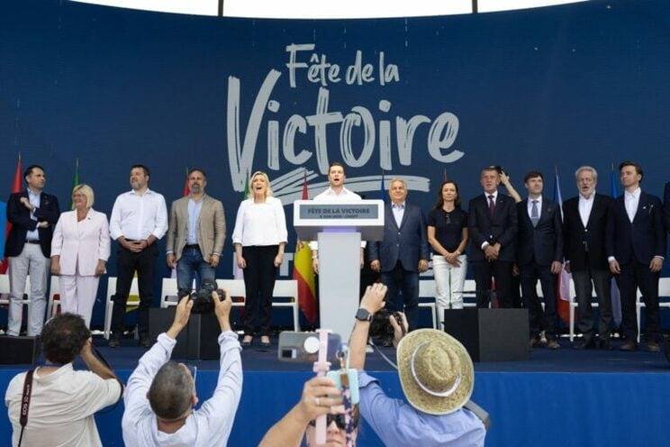 2025年6月、フランスでの大規模集会に集まったヨーロッパ各国極右政党の党首ら　フランス・国民戦線の党首であるジョルダン・バルデラやマリーヌ・ルペン、ハンガリー首相のオルバーン・ヴィクトルらの姿が見える　写真：Abaca/アフロ