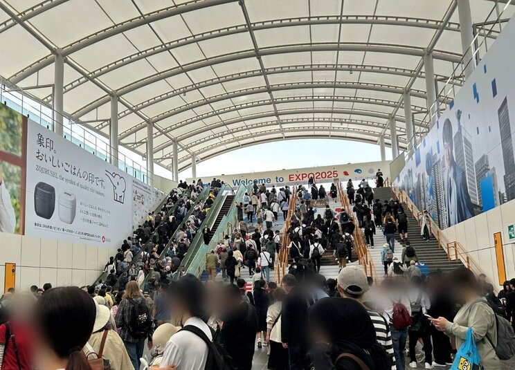 夢洲駅から万博会場に続くエスカレーターの様子