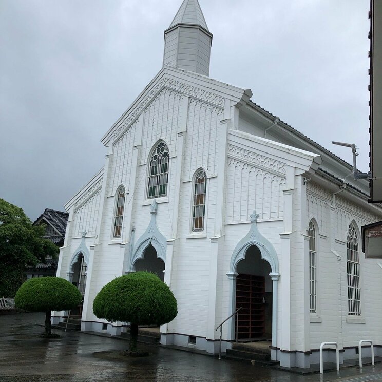 水之浦湾を一望する小高い丘の上に立つ、美しい白亜の木造建築、水之浦教会。半泊教会と同じく、鉄川与助の設計施工