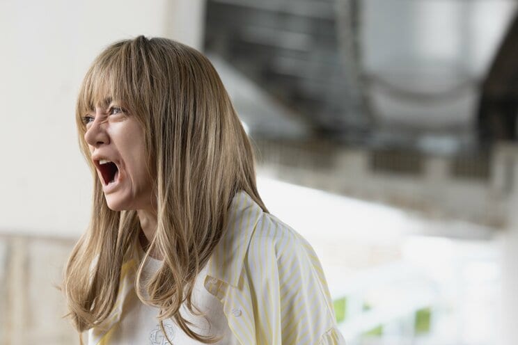 整形依存症のホステス役として出演する安達祐実　写真／Netflix提供