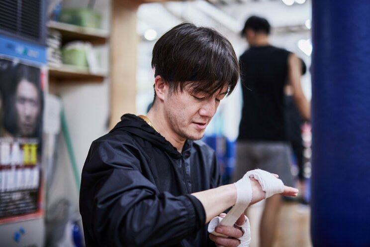 《中学生で100万円の借金》ゴミ捨て場で漁った服を着ていた極貧の幼少期からボクシング入門、21戦目までファイトマネーはゼロ。ジムとの訴訟…復帰戦で大注目を浴びる悲運のPTA会長ボクサー・斉藤司_10