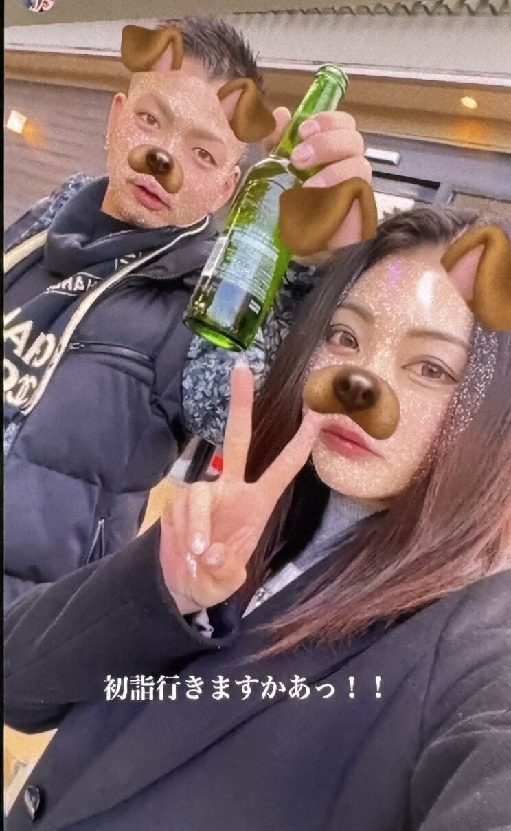 死亡した真稀さん（左）と妻のまみ容疑者（本人SNSより）