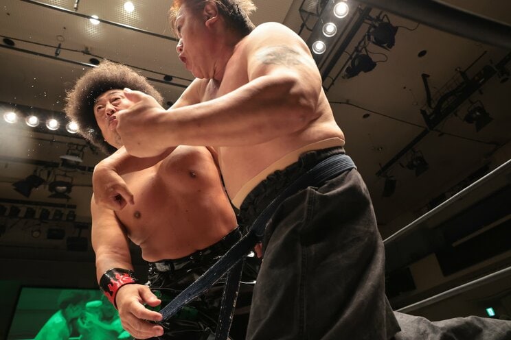 試合中の齋藤選手（右）　©PRO WRESTLING NOAH