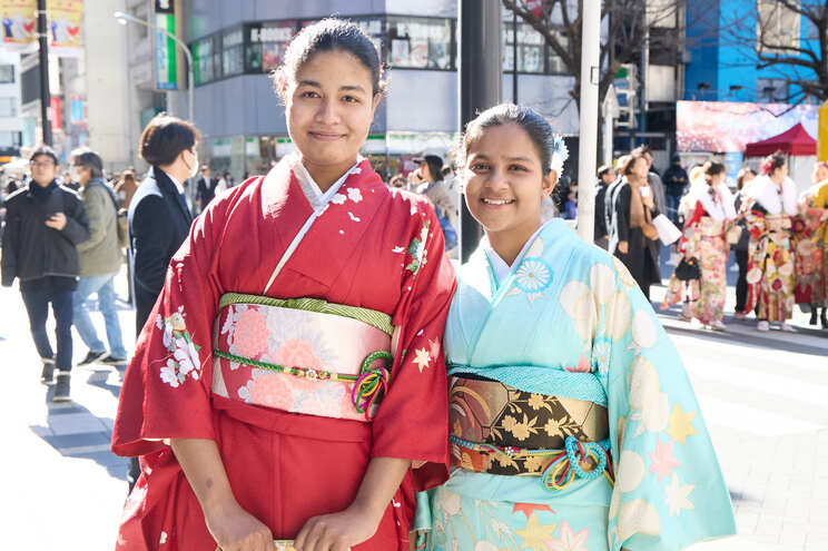 スリランカ人留学生のアタパットさん(右)とネトミさん(左)