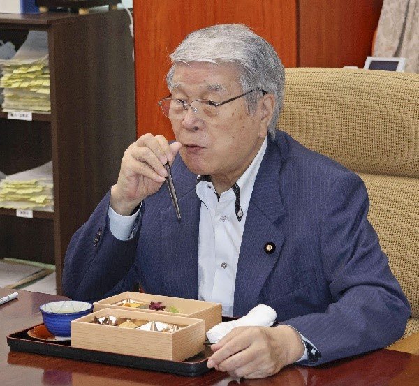 東北の食材を食す野村農水相（写真／共同通信社）