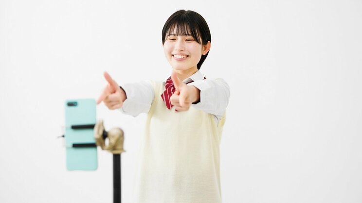 ダンス動画を撮影する女子高生（写真／shutterstock）