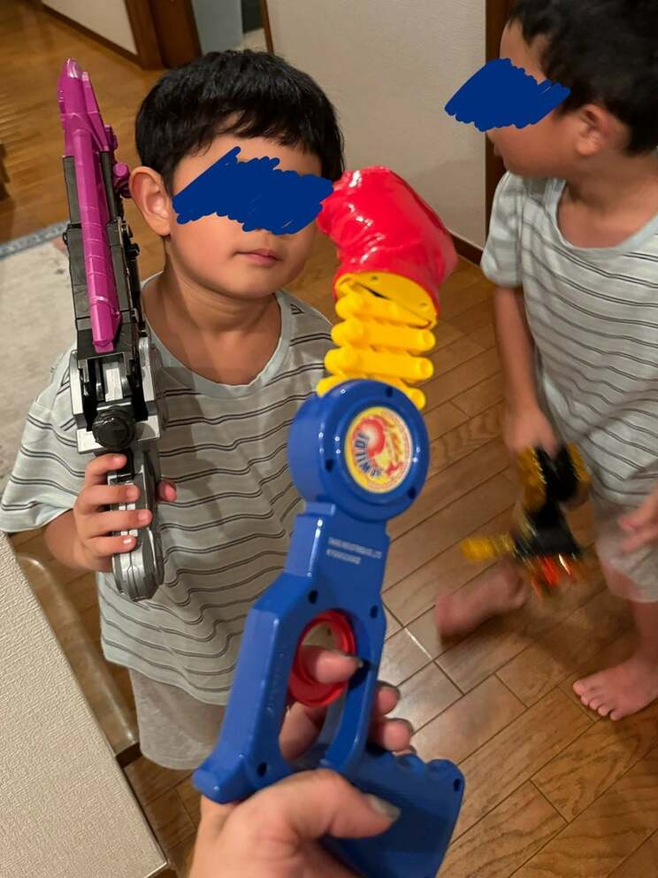 「ママ、戦いごっこしよう」と子どもに武器を渡されたときの様子(本人ブログより)