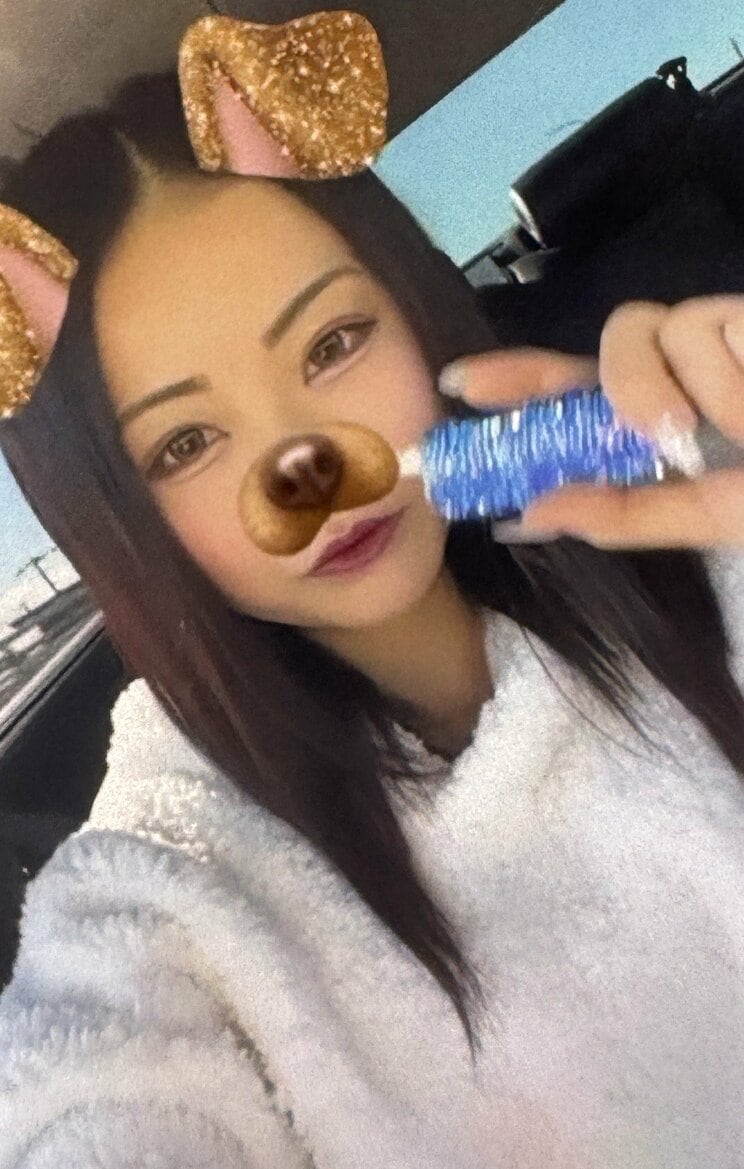 電子タバコを吸うまみ容疑者（写真／本人SNSより）