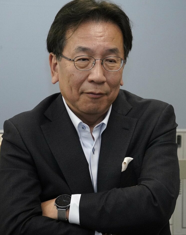 腕組みをして考える枝野幸男氏（撮影／集英社オンライン）