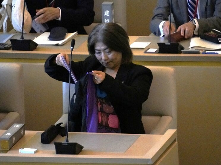 10月31日、不信任決議案の可決直後、議場で私物をまとめる田久保眞紀市長 (撮影/集英社オンライン)