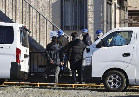 現場を捜査する捜査員（撮影／集英社オンライン）