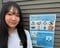 町内会長としての初仕事で作成した、外国人住民にも伝わるように多言語で書かれた資源ごみ分別ポスターと加藤さん（写真／本人提供）