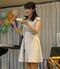 得意の手品を披露する吉井明子さん　写真／本人提供
