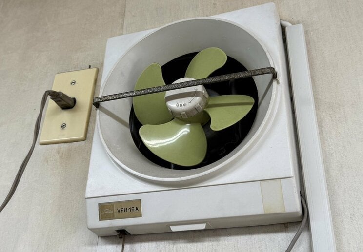 換気扇は昭和家電の定番カラー・黄緑（写真／集英社オンライン）