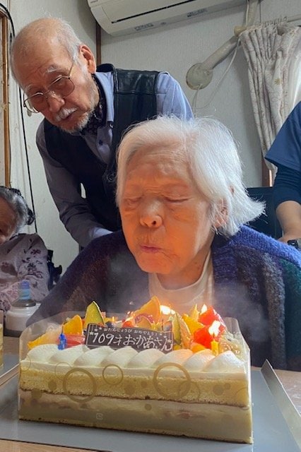 109歳とは思えない肺活量を駆使し、９本の蝋燭を一気に吹き消す箱石さん