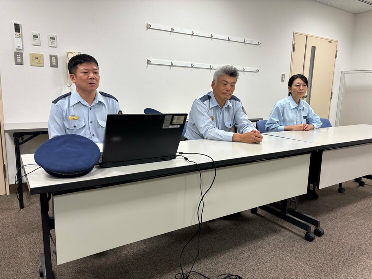 栃木刑務所の職員たち。（左から）矯正副長・白永貴仁、看守長・重岡健治、作業専門官・前田陽子
