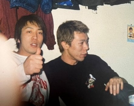 若手時代の武智さん（左）とモンスターエンジン・西森洋一さん（写真／本人提供）