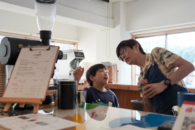 師匠の中楯さんと会話をしながらコーヒーを淹れる俊介くん