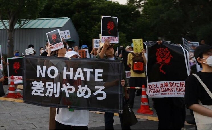 7月19日、芝公園での参政党のマイク納めに抗議に集まった人たち（撮影／集英社オンライン）
